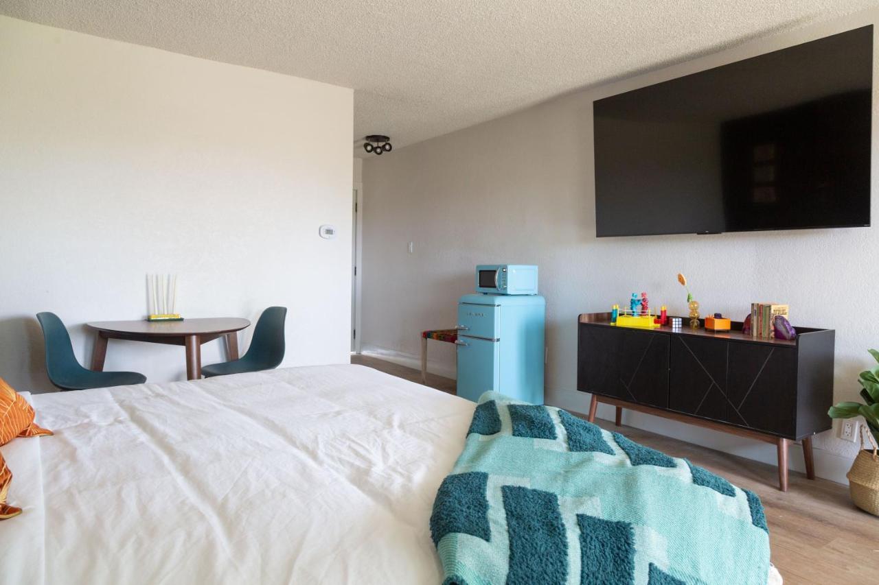 Hotel Mccoy - Art, Libations, Pool Society College Station Bagian luar foto