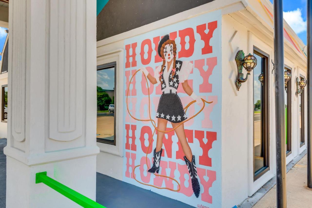 Hotel Mccoy - Art, Libations, Pool Society College Station Bagian luar foto