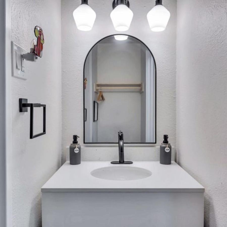 Hotel Mccoy - Art, Libations, Pool Society College Station Bagian luar foto