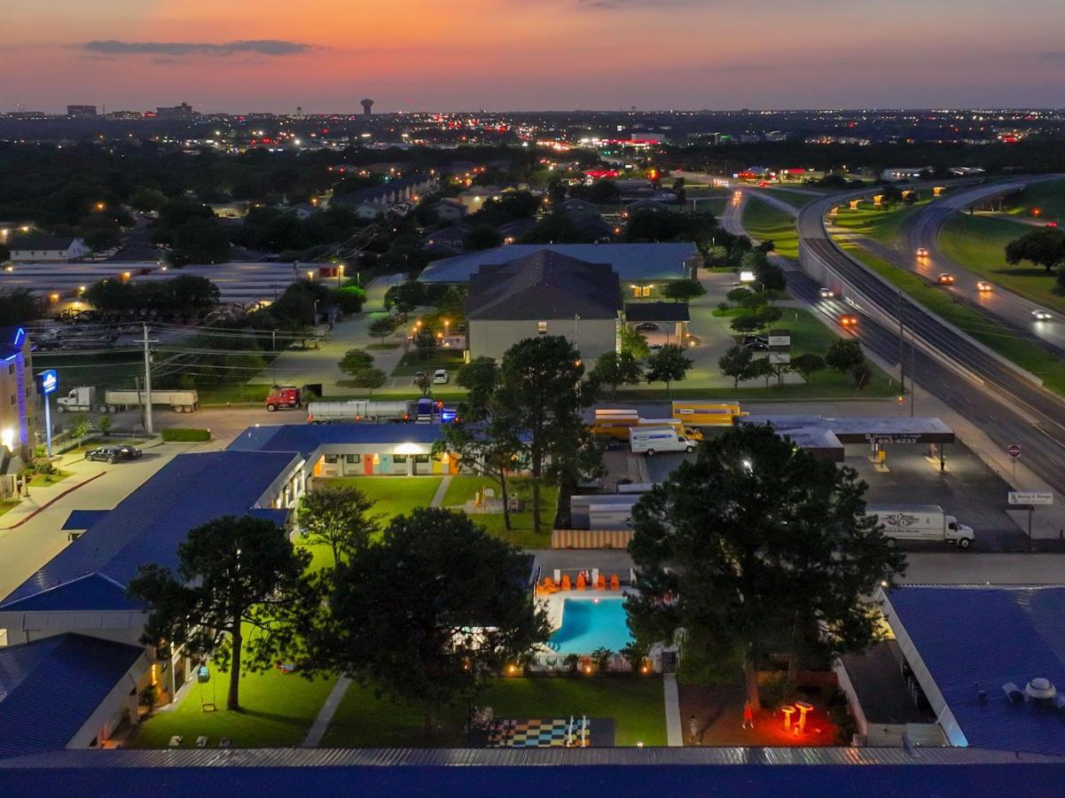 Hotel Mccoy - Art, Libations, Pool Society College Station Bagian luar foto