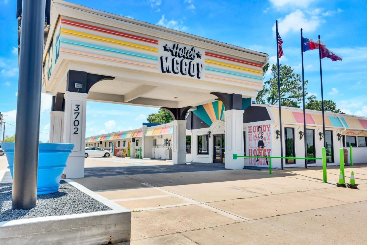 Hotel Mccoy - Art, Libations, Pool Society College Station Bagian luar foto