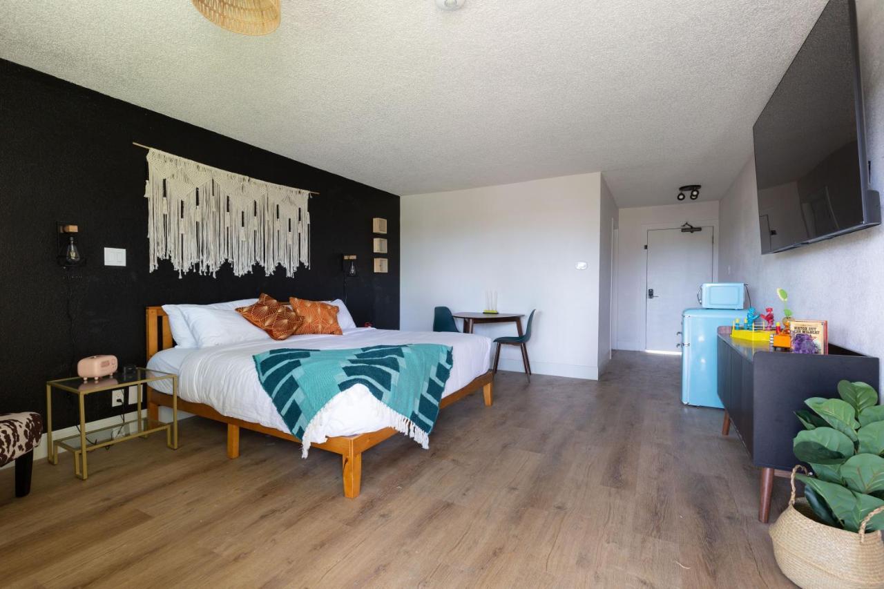 Hotel Mccoy - Art, Libations, Pool Society College Station Bagian luar foto