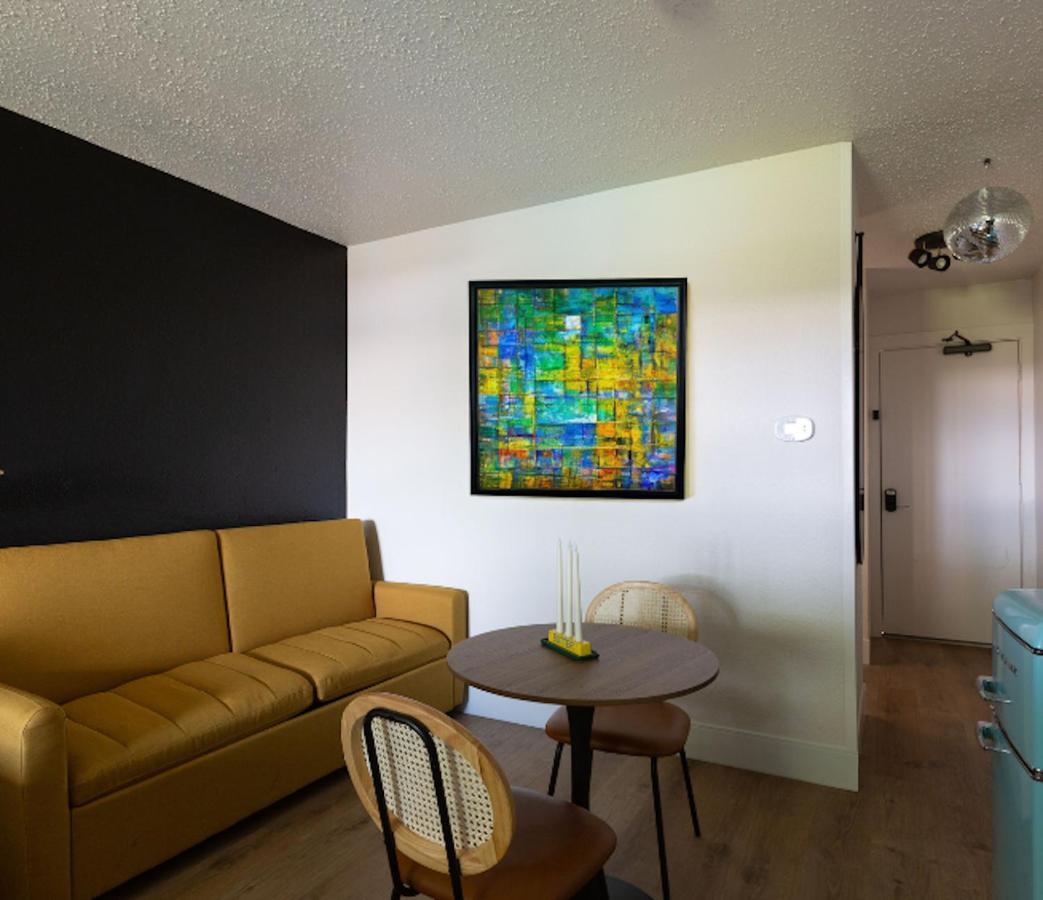 Hotel Mccoy - Art, Libations, Pool Society College Station Bagian luar foto