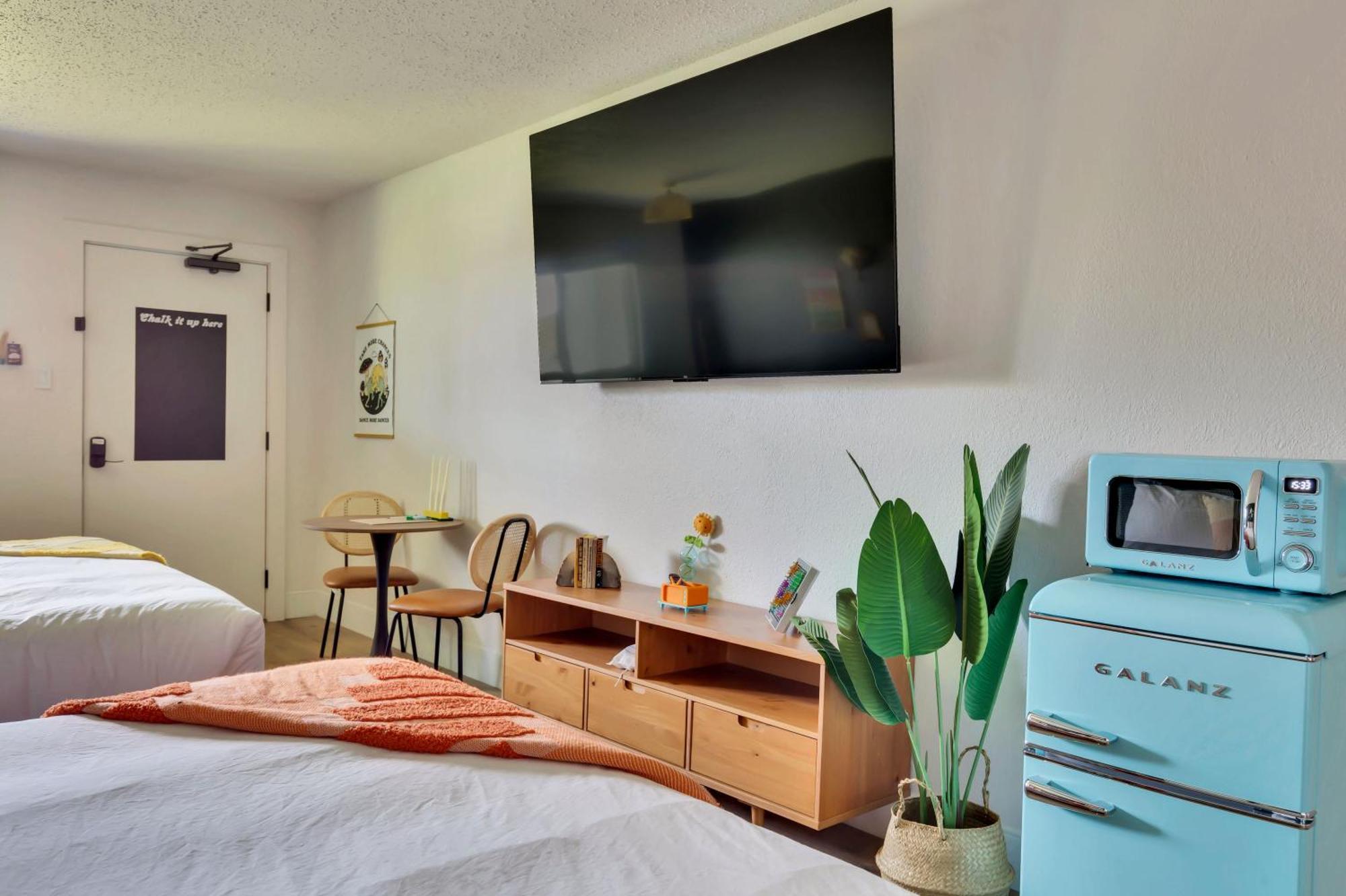 Hotel Mccoy - Art, Libations, Pool Society College Station Bagian luar foto